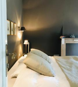 弗尔内卡斯提科特胡斯住宿加早餐酒店的卧室内的一张带白色床单和枕头的床