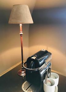 弗尔内卡斯提科特胡斯住宿加早餐酒店的桌子旁的台灯,带烤面包机
