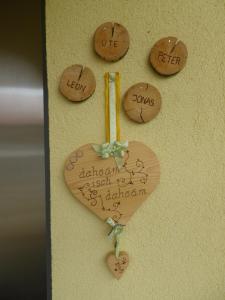 特林斯菲林家庭托斯特公寓的墙上的软木做的心脏