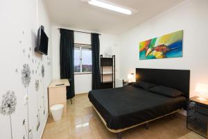 梅尔加科Novas Direcões, LDA - NOVA GERÊNCIA 2021的一间卧室配有一张床和一台电视
