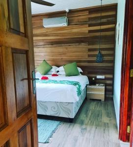 拉迪格岛卡萨德里拉自助旅馆的一间卧室配有一张木墙床