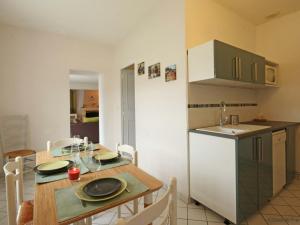 MontabardGîte Montabard, 3 pièces, 5 personnes - FR-1-497-43的厨房以及带桌子和冰箱的用餐室