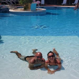 艾姆布里亚布拉瓦安穆普瑞旅馆的男女在游泳池游泳