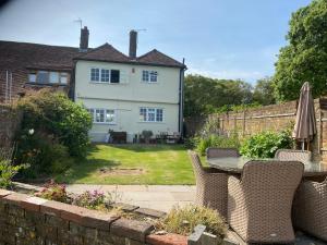 Amazing cottage right in the heart of Ewhurst Green, overlooking Bodiam Castle外面的花园