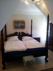索林根比苏别墅酒店的一间卧室配有一张壁画床