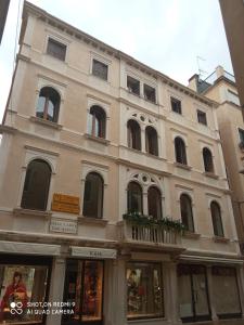 威尼斯卡佩德罗基酒店的街道上有许多窗户的大建筑