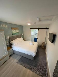 科克Belvedere House Cork Guest House的卧室配有白色的床和电视。