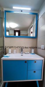 滨海波利尼亚诺La Casa Di Nicole的浴室设有蓝色水槽和镜子