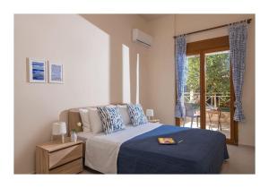 利加里亚Beachfront Blue apt-Ligaria beach的一间卧室配有一张蓝色床单和一个阳台。