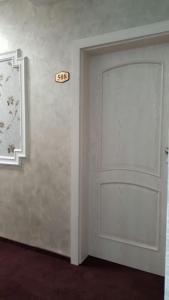 曼加利亚Hotel Solymar的墙上有标志的房间的门