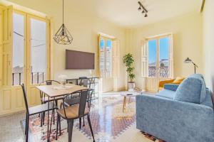 格拉纳达Mosaiko Homes Catedral Granada的客厅配有蓝色的沙发和桌子