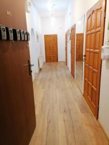 什切青Hostel Tulip - Pokój 1 ze wspólną łazienką i kuchnią的走廊设有木门,走廊设有走廊