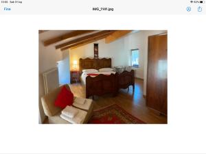 阿拉艾尔波霍公寓式酒店的客厅配有床和桌子
