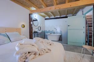 Casas del CastañarVEN LUNA, VEN Casa-SPA Astroturismo rural TR-CC-00361的一间卧室配有带毛巾的床