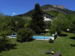 Le Sappey-en-Chartreuse德斯科耶酒店的庭院中带游泳池的房子