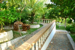 桑坦德亚当度假酒店的花园内带长凳的石墙