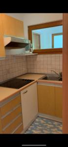 普雷多伊Appartament Anna 4的厨房配有水槽和台面