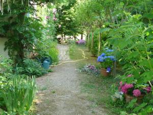 LuzechL'orée du bois的花园,花园中拥有鲜花和植物