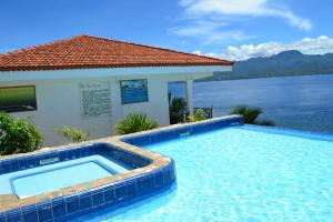 桑坦德亚当度假酒店的水体屋前的游泳池