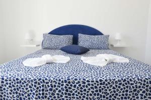 莫诺波利La casa del Gabbo的一张蓝色的白色床,上面有两条白色的毛巾