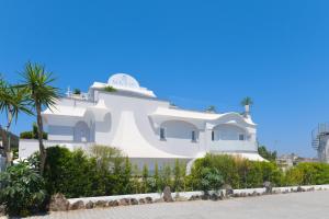 伊斯基亚Mavilan Luxury Apartments Ischia的前面有棕榈树的白色房子