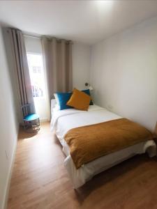 拉奥罗塔瓦Casa La Cañada的一间卧室配有蓝色和黄色枕头的床