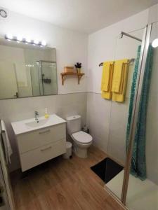 拉奥罗塔瓦Casa La Cañada的浴室配有卫生间、盥洗盆和淋浴。