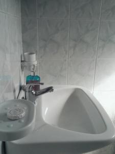 索吉亚CAPTAIN GEORGE的浴室水槽和肥皂机