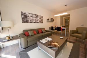 巴塞罗那卡斯普74公寓式酒店的客厅配有沙发和桌子