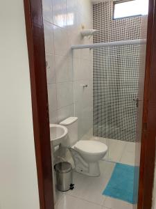 马拉戈日Mellim Residence的浴室配有卫生间、盥洗盆和淋浴。