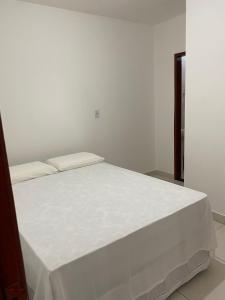 马拉戈日Mellim Residence的白色客房内的白色床