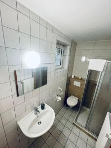 吕贝克Hotel Sankt Lorenz的一间带水槽和卫生间的浴室