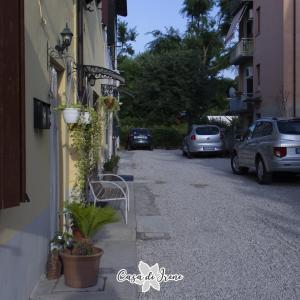雷焦艾米利亚Casa di Irene的一条街道,汽车停在大楼的一侧