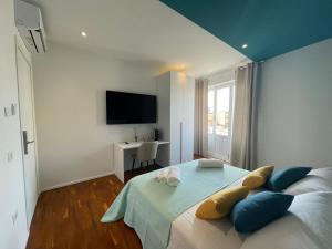 奥尔比亚Nature Room的一间卧室配有蓝色和黄色枕头的床