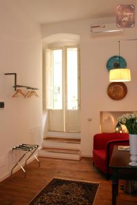 孔韦尔萨诺D'Aragona 56的客厅设有红色的沙发和窗户。