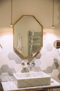茹卡玛斯德埃赫贝斯布兰奇Spa酒店 - 放松&城堡的一间带水槽和镜子的浴室