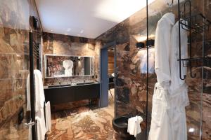 布勒伊-切尔维尼亚Chalet Blanc Cervinia的带淋浴、盥洗盆和镜子的浴室