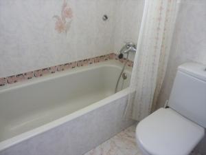 科莱拉Angels的浴室配有白色浴缸和卫生间。