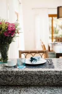 圣塔芭芭拉-山美纳Ocean View Villa/Luxury Puerto Bahia Resort/Samaná的一张桌子,上面有一盘食物和花瓶