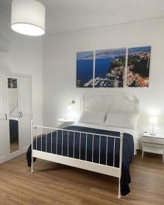 卡斯特拉玛雷帝斯达比亚B&B Acqua Azzurra的白色卧室内的一张白色床,配有两张桌子