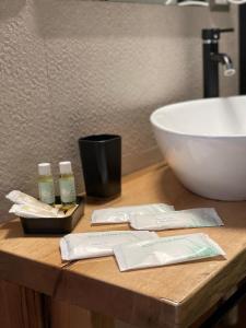 皮耶特拉佩尔托萨Petra Holiday Home的浴室柜台配有水槽和2瓶肥皂