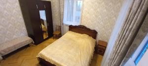 塞凡Serik & Geora Guesthouse的一间卧室设有床、窗户和门
