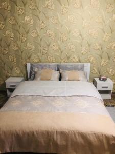 乌曼岛Julia 2的一间卧室配有一张带2个床头柜的大床