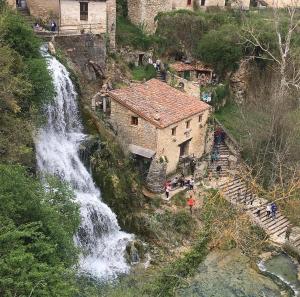 奥巴尼亚卡斯蒂略El Salto del Agua的一群人站在瀑布旁