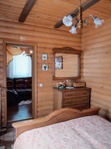 波恰耶夫Sadyba Pochayiv的一间卧室配有一张床、梳妆台和镜子