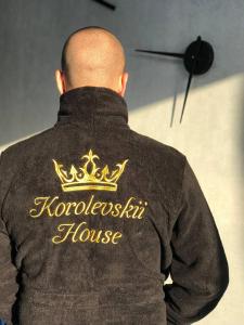 克拉斯诺达尔Gold Korolevskii House的戴着夹克,冠 ⁇ 的男人