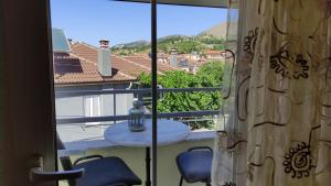 戈里察Villa Katerina的客房设有带桌椅的阳台。