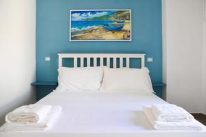 希拉Signora Tita B&B Chianalea - Scilla的卧室配有白色床和蓝色墙壁