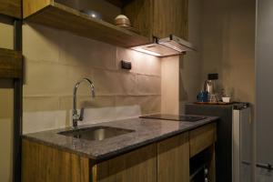 清迈盖特佳村酒店的厨房配有水槽和冰箱
