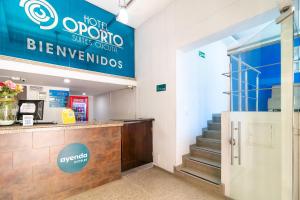 库库塔Ayenda Oporto Suites的墙上有蓝色标志的商店入口